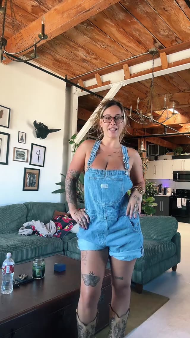 Loganvalerie Clip #8MHrzs